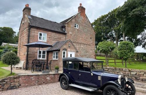 Cauldon Low House | Character 3 Bed Peak District Farmhouse - Alton Towers, Christmas Markets, Polar Bears, Chatsworth