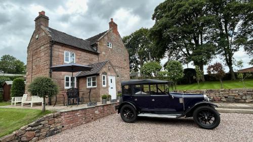 Cauldon Low House | Character 3 Bed Peak District Farmhouse - Alton Towers, Christmas Markets, Polar Bears, Chatsworth