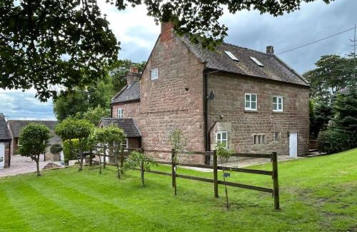 Cauldon Low House | Character 3 Bed Peak District Farmhouse - Alton Towers, Christmas Markets, Polar Bears, Chatsworth
