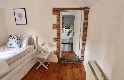 Holt House | Characterful Cottage Daisy Lodge