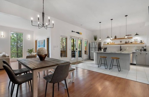 East Kootenay Cabin | Chardonnay Chalet | No Service Fees | Fireplace