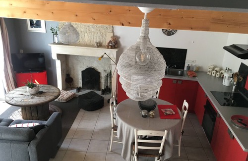 Bernay-Saint-Martin Cottage | Charentaise stone house (4 pers), bucolic, quiet ! central, pets OK