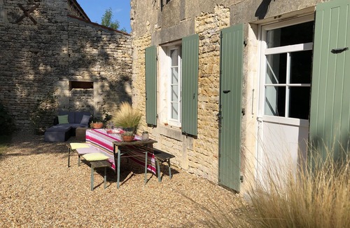 Bernay-Saint-Martin Cottage | Charentaise stone house (4 pers), bucolic, quiet ! central, pets OK