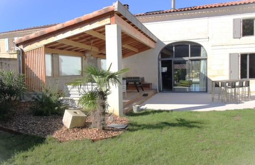 Colombiers Villa | Charentaise with an industrial look