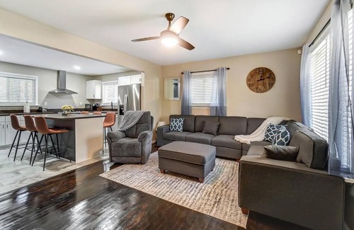 Oak Forest House | Charlotte Charm Haven with Outdoor TV