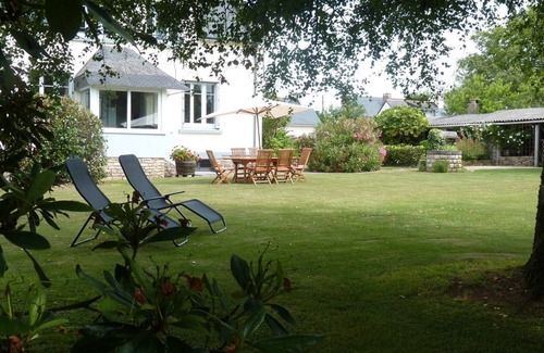 Bannalec House | Charm and tranquility, 15 km from the sea, large enclosed park, Wifi,3* hotel