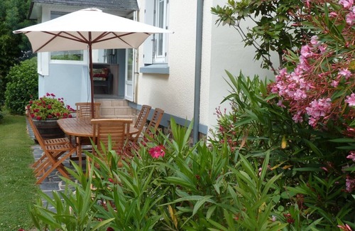 Bannalec House | Charm and tranquility, 15 km from the sea, large enclosed park, Wifi,3* hotel
