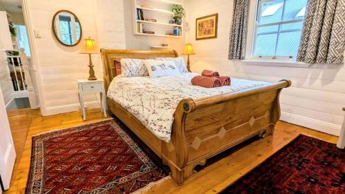 Waverton House | Charm & History 3bdr Cottage close to harbour views