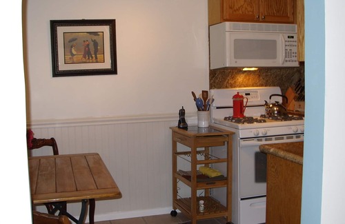Beachwood Canyon Apartment | Charm. Privacy.and The Hollywood Sign