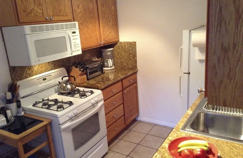 Beachwood Canyon Apartment | Charm. Privacy.and The Hollywood Sign