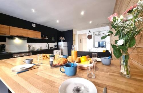 Charlieu Apartment | Charmant appartement avec jacuzzi, terrasse et équipements modernes à Charlieu - FR-1-496-302