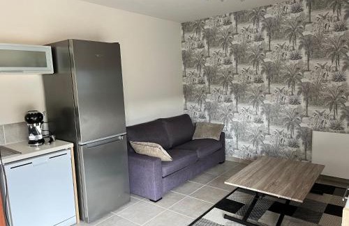 Arpajon-sur-Cere Apartment | Charmant logement avec terrasse et parking sécurisé