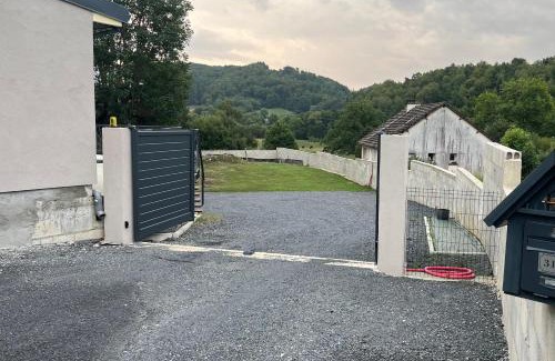 Arpajon-sur-Cere Apartment | Charmant logement avec terrasse et parking sécurisé