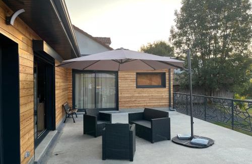 Arpajon-sur-Cere Apartment | Charmant logement avec terrasse et parking sécurisé
