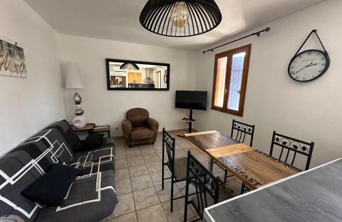 Tarascon Apartment | CHARMANT LOGEMENT AVEC PISCINE EN PROVENCE au premier étage d une villa