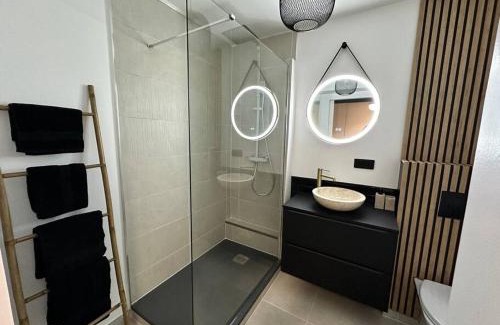 Poteries Apartment | Charmant Studio Neuf, Hypercentre, Parking, Balcon