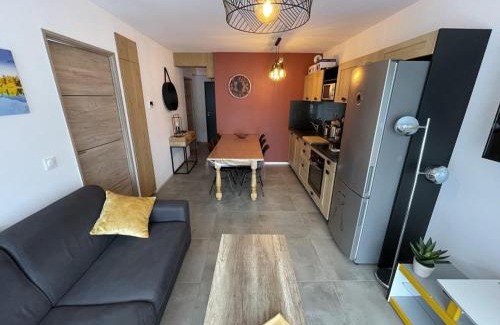 Laveissiere Apartment | Charmant T3 Neuf avec Balcon, Face Télésiège et Navette Gratuite - FR-1-787-15
