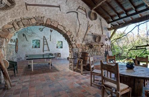 Essertines-en-Donzy House | Charmante ferme rénovée avec piscine privée et spa, animaux acceptés - FR-1-496-364