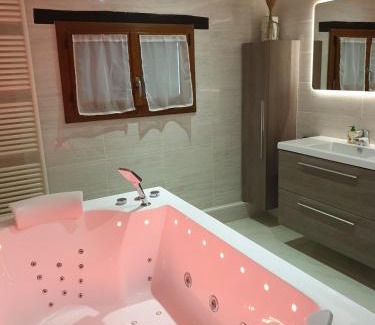 Charbonnieres House | Charmante longère percheronne avec cheminée, jacuzzi et verger