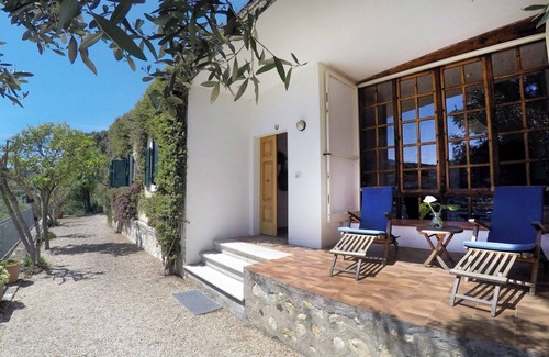 Mola Villa | Charmante Villa 50 m vom Meer entfernt, mit Garten. Vier Gäste.