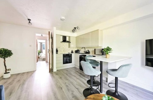 Whittington Apartment | Charming 1-Bed Flat in London – 3 Mins to Tube + Free Parking