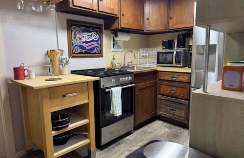 High Street Hill Apartment | Charming 1-bedroom apartment in amazing Brookline with WiFi, AC