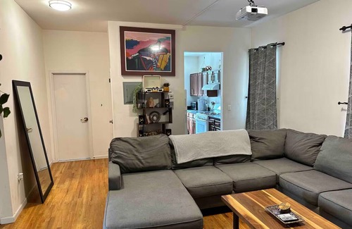Crown Heights Apartment | Charming 1-bedroom apartment in Brooklyn with Projector, 25 mins to Manhattan