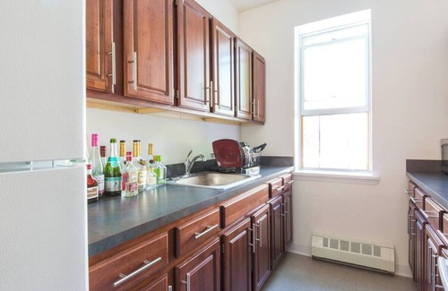 Crown Heights Apartment | Charming 1-bedroom apartment in Brooklyn with Projector, 25 mins to Manhattan