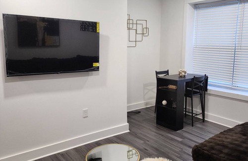 Midtown Apartment | Charming 1-bedroom apartment in Detroit with AC, WiFi