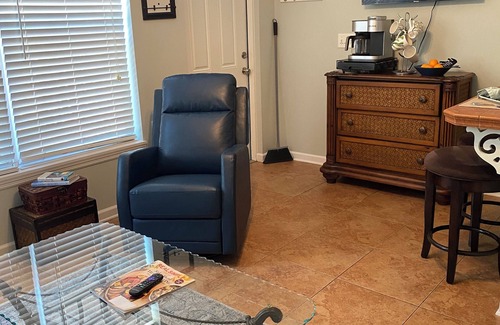 Lantana Apartment | Charming 1-bedroom apartment in Lantana with WiFi, AC, free parking on site