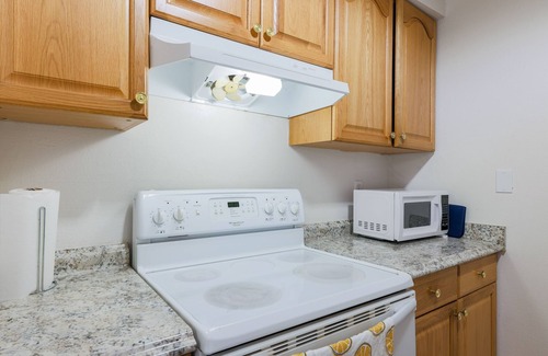 Vose Condo | Charming 1-bedroom condo in Beaverton, close to Nike and Intel.