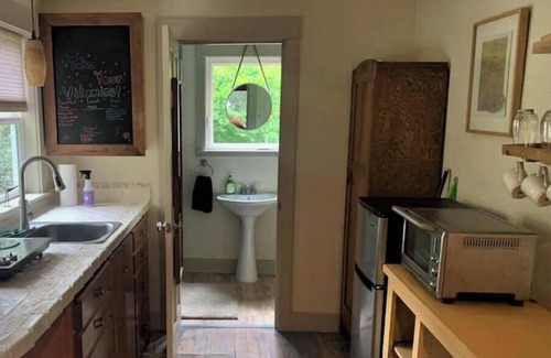 Scholls Cottage | Charming 1-bedroom cottage in a peaceful garden setting.