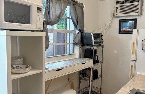 Coral Way Cottage | Charming 1-bedroom cottage with WiFi and AC in wonderful Miami
