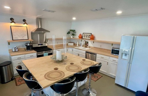 Tyler Cottage | Charming 1-bedroom cottage central to town, close to hospitals