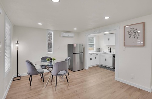 League City House | Charming 1 bedroom getaway perfect for relaxation!