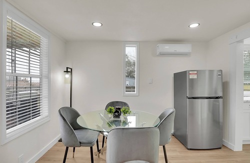 League City House | Charming 1 bedroom getaway perfect for relaxation!