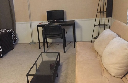 Quartz Hill House | Charming 1-bedroom in the gated community house with AC and WiFi in Palmdalenn