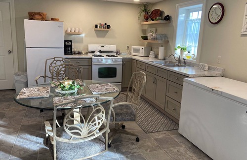 Atlasburg Apartment | Charming 1-bedroom apartment with WiFi, AC in peaceful Burgettstown countryside