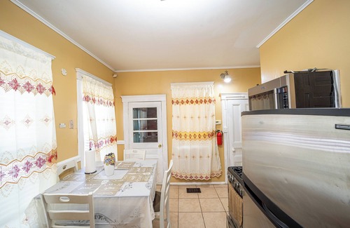 East Orange House | Charming 1-bedroom house in lovely East Orange with WiFi, AC