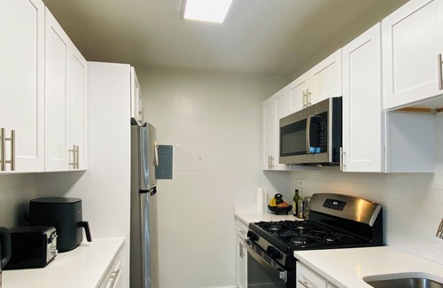 College Park Apartment | Charming 1-bedroom apartment in pleasant Hyattsville. Just steps to the Mall