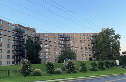 College Park Apartment | Charming 1-bedroom apartment in pleasant Hyattsville. Just steps to the Mall
