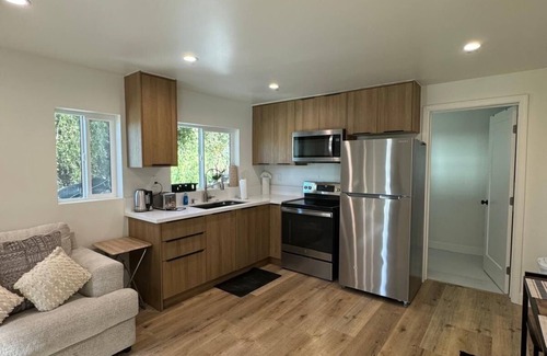 Woodland Hills House | Charming 1-bedroom house in amazing Los Angeles with WiFi, AC