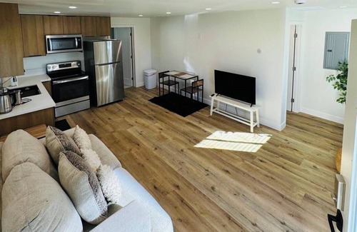 Woodland Hills House | Charming 1-bedroom house in amazing Los Angeles with WiFi, AC