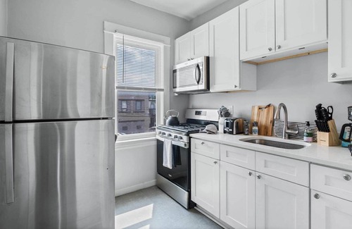 Lowry Hill East Apartment | Charming 1-bedroom apartment with WiFi, AC in wonderful Minneapolis