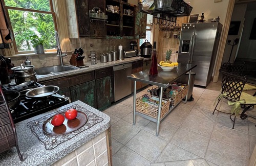 New Rochelle Apartment | Charming 1-bedroom apartment - 38 Mins to NYC/Parking on site