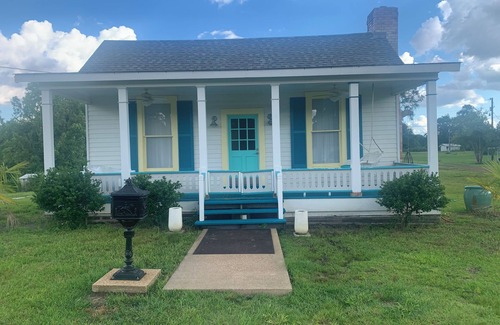 Shelbyville House | Charming 1 bedroom house in relaxing Shelbyville close to Toledo Bend Lake.