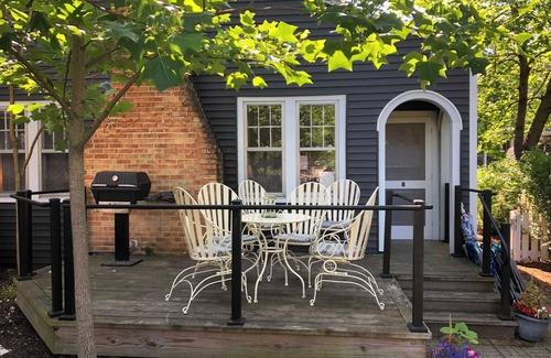 South Haven Cottage | Charming 1-bedroom cottage WiFi and AC, Beach, Pool, FireplacenPool Table, Ping