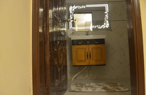 Karachi House | Charming 1 Bedroom with Private Bath in Clifton. Karachi.