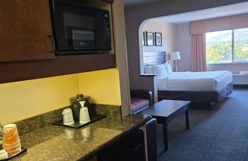 Medford Hotel | Charming 1-King Suite Bed with Cozy Style