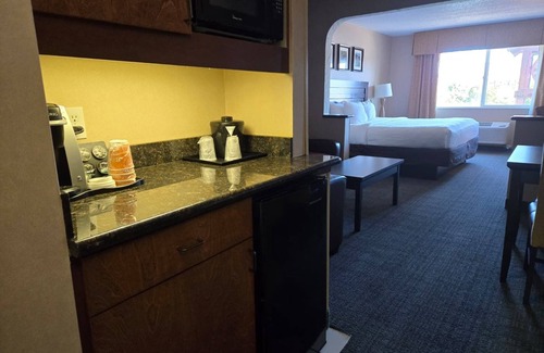 Medford Hotel | Charming 1-King Suite Bed with Cozy Style